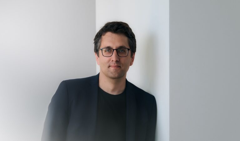 Florian Gasser ist Journalist und schreibt für die deutsche Wochenzeitung Die Zeit.