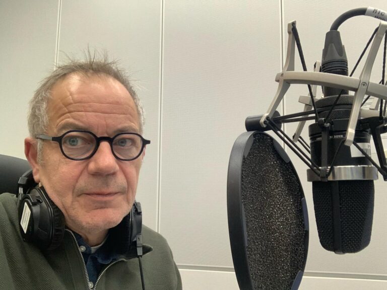 Gerwald Herter spricht in ein Radiomikrofon.